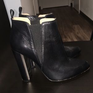 BCBG MAXAZRIA MADE IN ITALY LEATHER BOOTIES